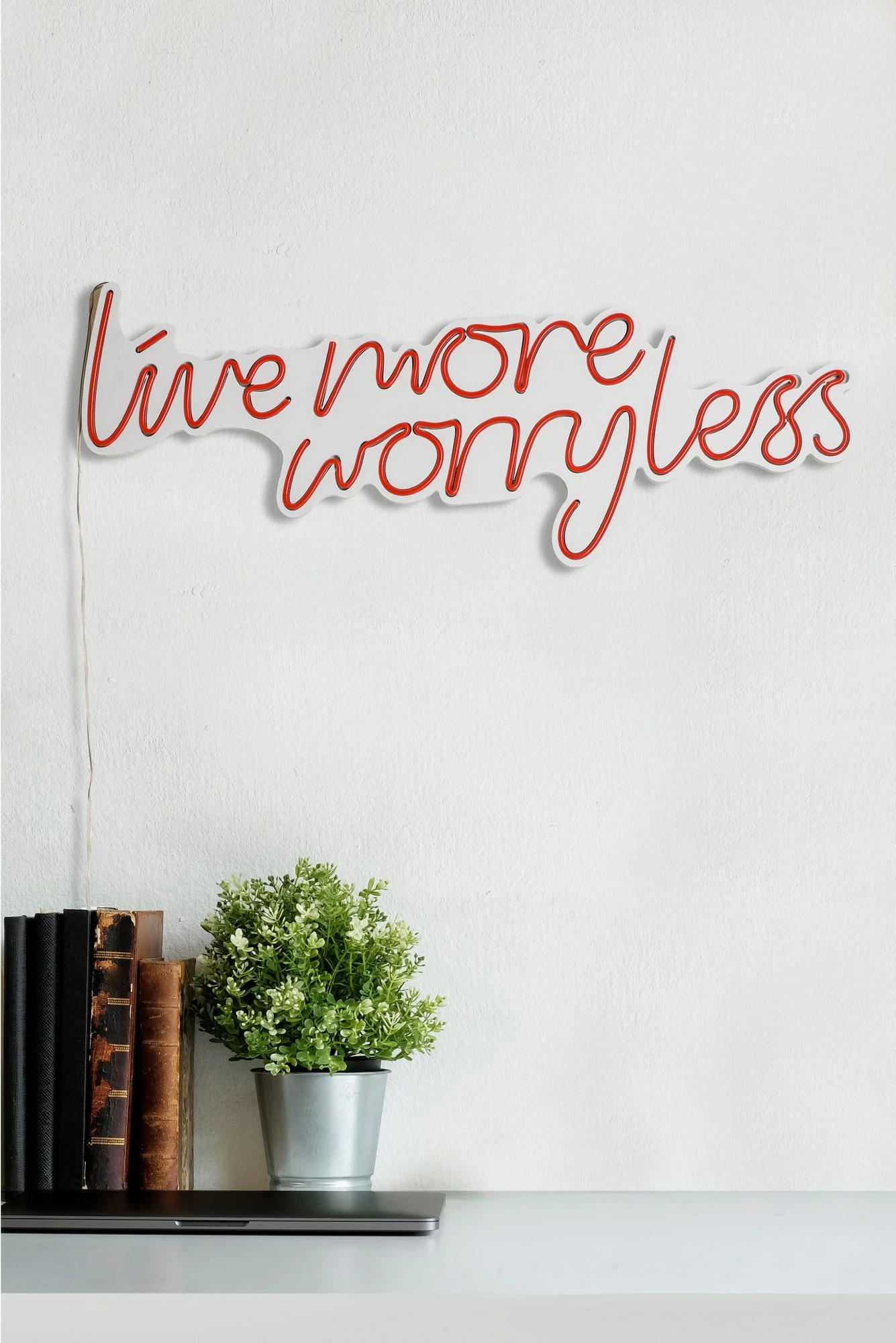 Dekor dritash LED plastike, 'Live More Worry Less', ngjyrë e kuqe