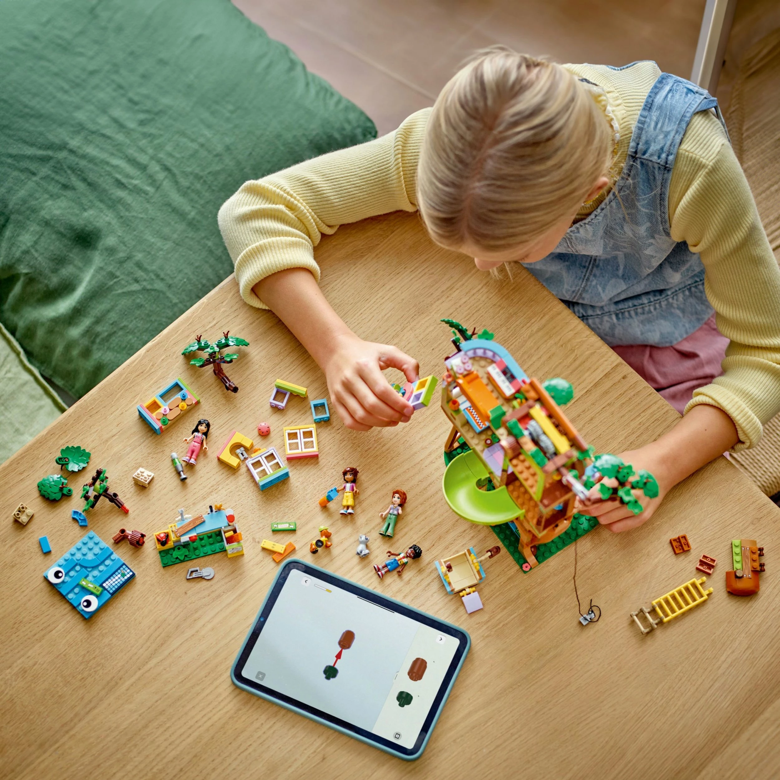 Set LEGO Friends 42652 Shtëpia në pemë e miqësisë, 701 pjesë