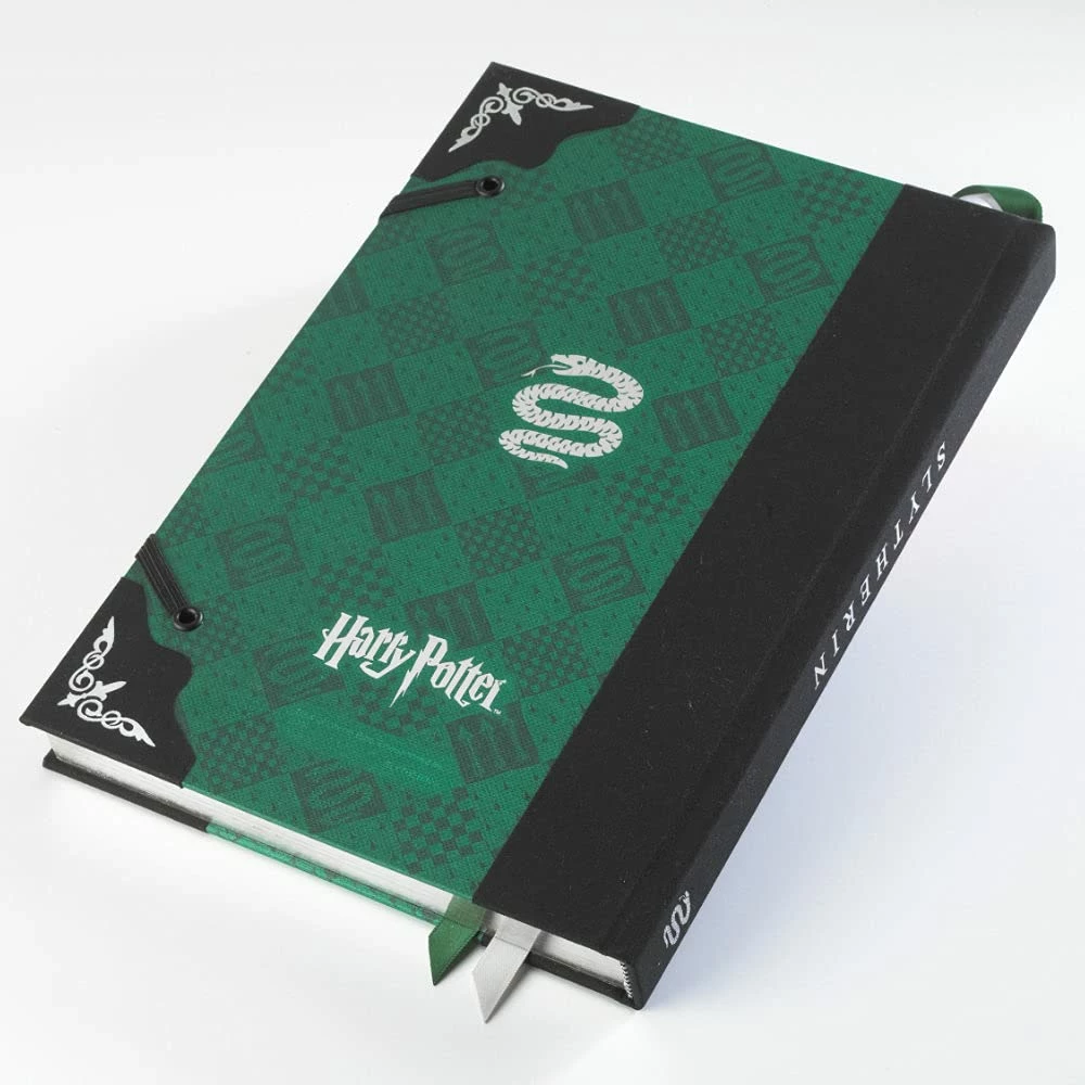 Fletore shënimesh NOBLE COLLECTION Harry Potter Slytherin, me mbyllëse metalike, skaje të argjendta, 2 shirita shënues, e gjelbër/zezë