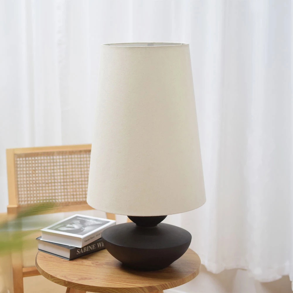 Llambë tavoline Omondi, rrëshirë e zezë, liri bezhë, 27x27x66cm