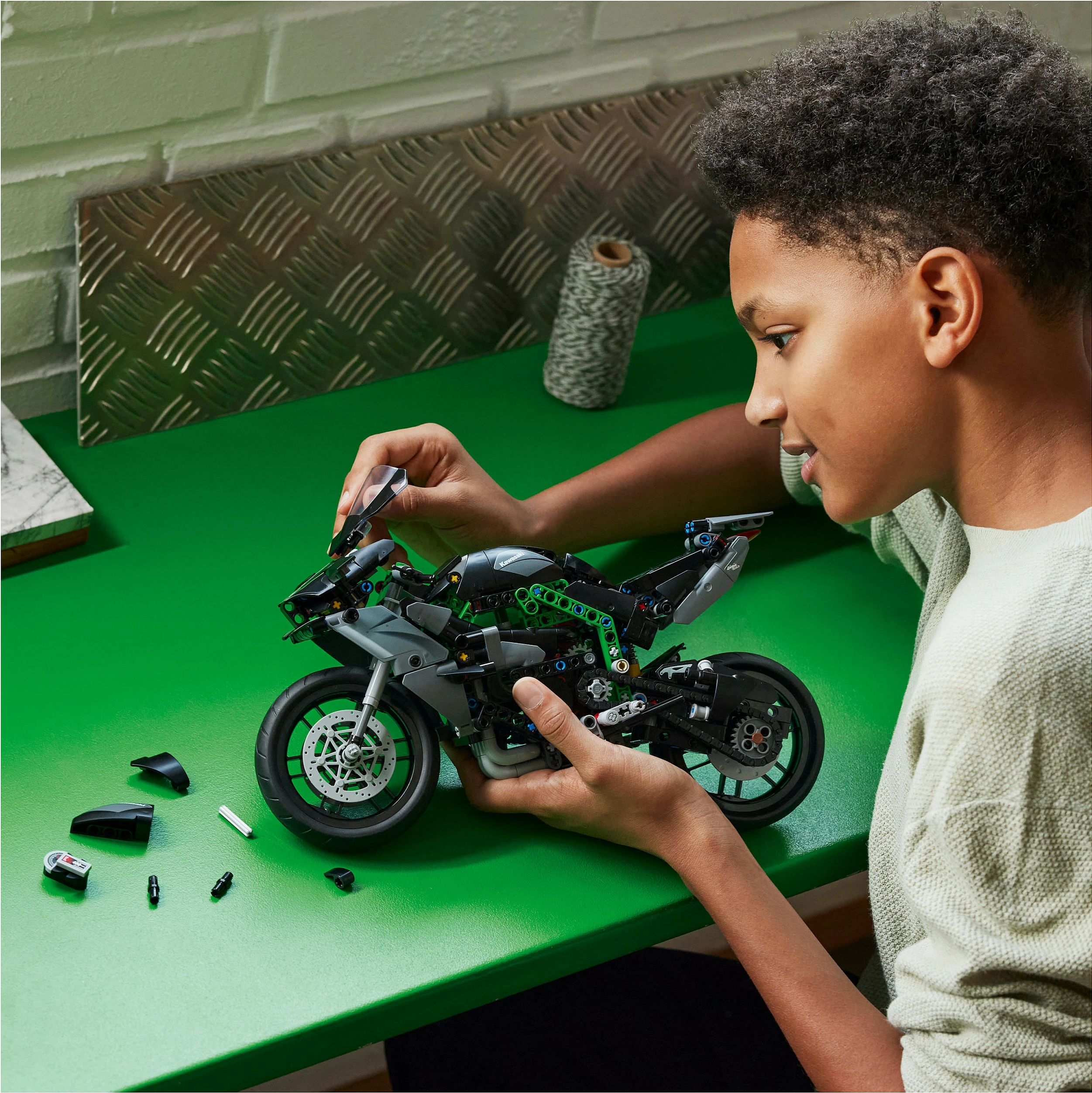 Set ndërtimi LEGO Technic Kawasaki Ninja H2R, 643 pjesë, shumëngjyrësh