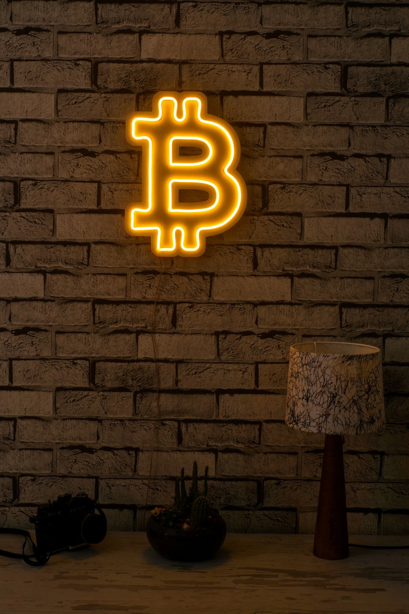 Dritë dekorative plastike LED, simbol Bitcoin, e verdhë