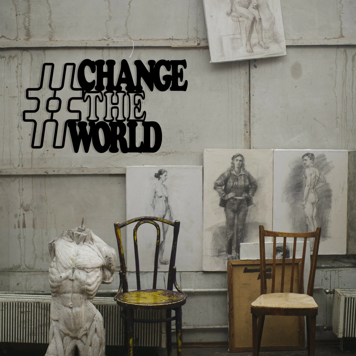 Aksesor dekorativ metalik për mur, Wallity, #CHANGE THE WORLD, ngjyrë e zezë, 70x40cm