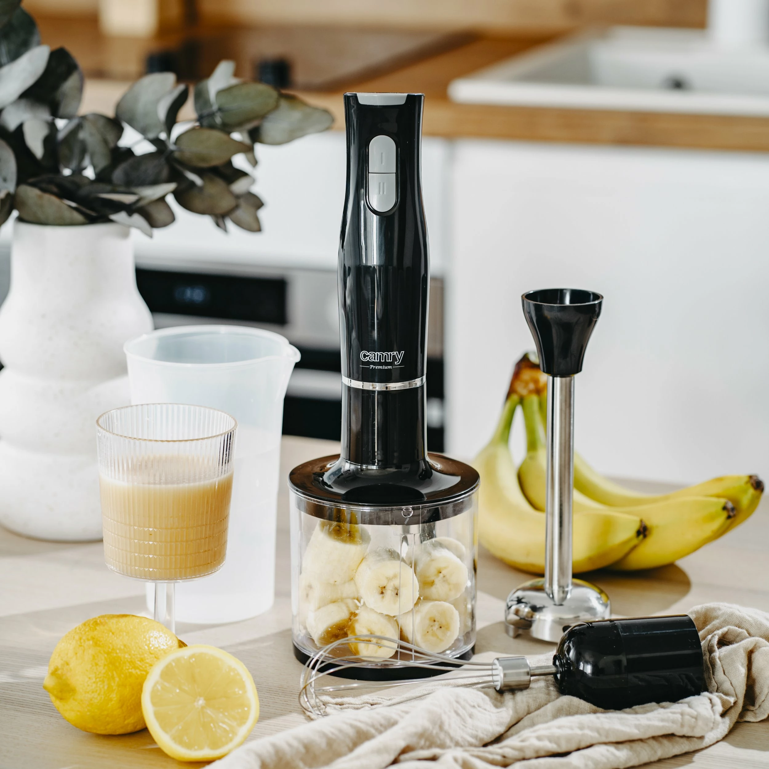 Blender dore Camry CR 4630, 800W, 2 shpejtësi, set me enë matëse 700 ml + grirës 500 ml + rrahëse, i zi