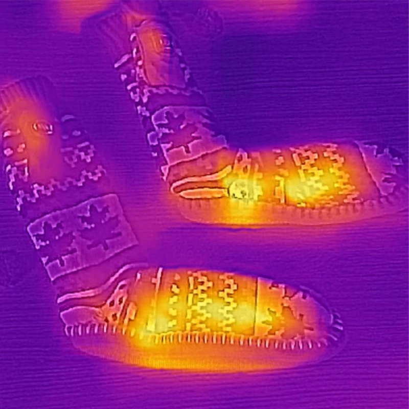 Pantofla të brendshme me ngrohje me çorape Glovii GQ4M, nr. 36-40 (M), 2x 2500mAh, 3 nivele (34/39/44°C), motiv norvegjez, set me 2 bateri + kabllo USB, bardhë/kuqe/gri