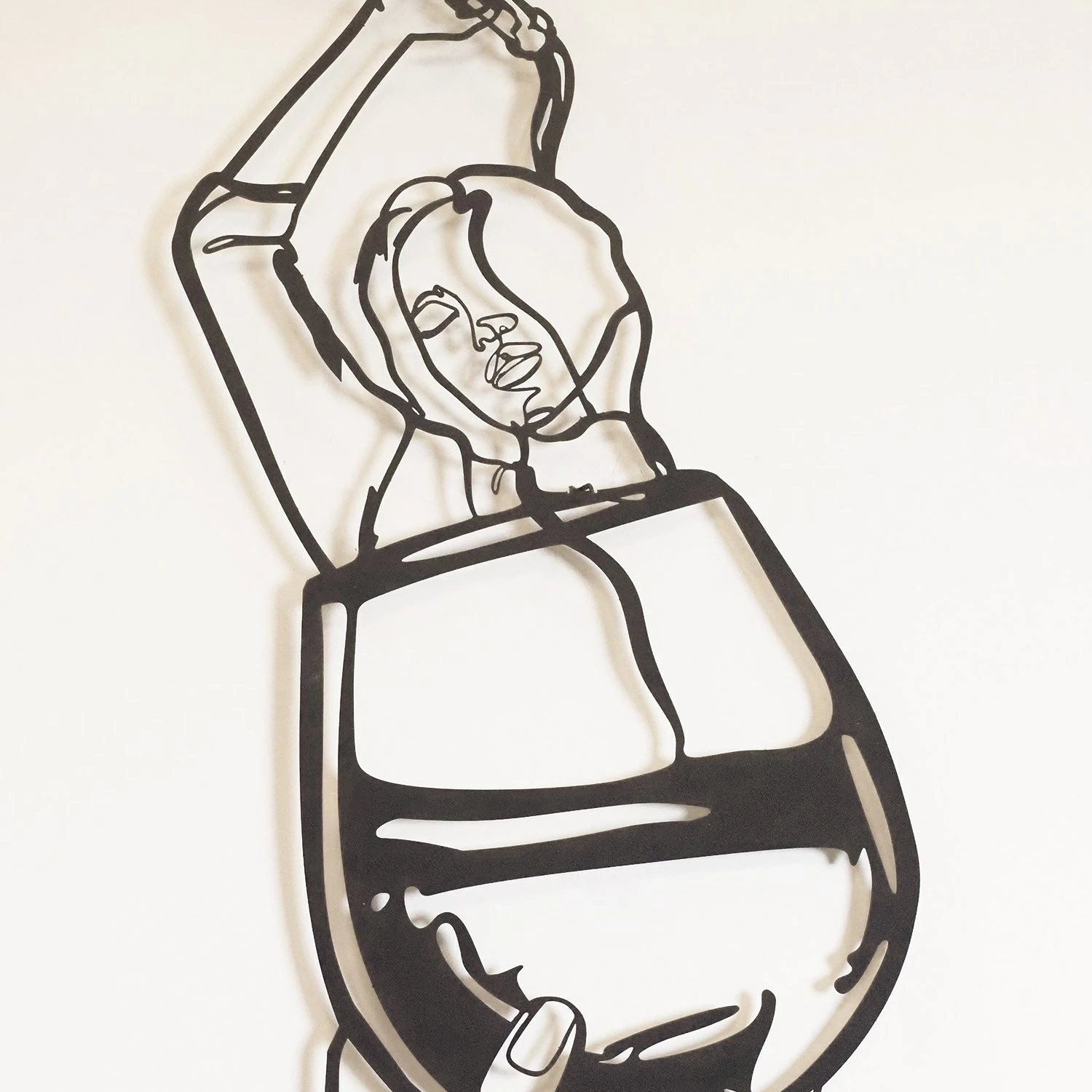 Aksesor dekorativ muri prej metali, Wallity, art me vijë, gotë vere, vajzë, APT749 L