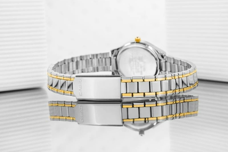 Orë dore për femra CASIO, argjendtë/ari