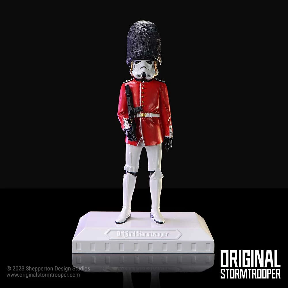 Figurinë NEMESIS NOW Stormtrooper Royal Guard prej rezine, e pikturuar me dorë, kuqe/zezë, në kuti dhurate