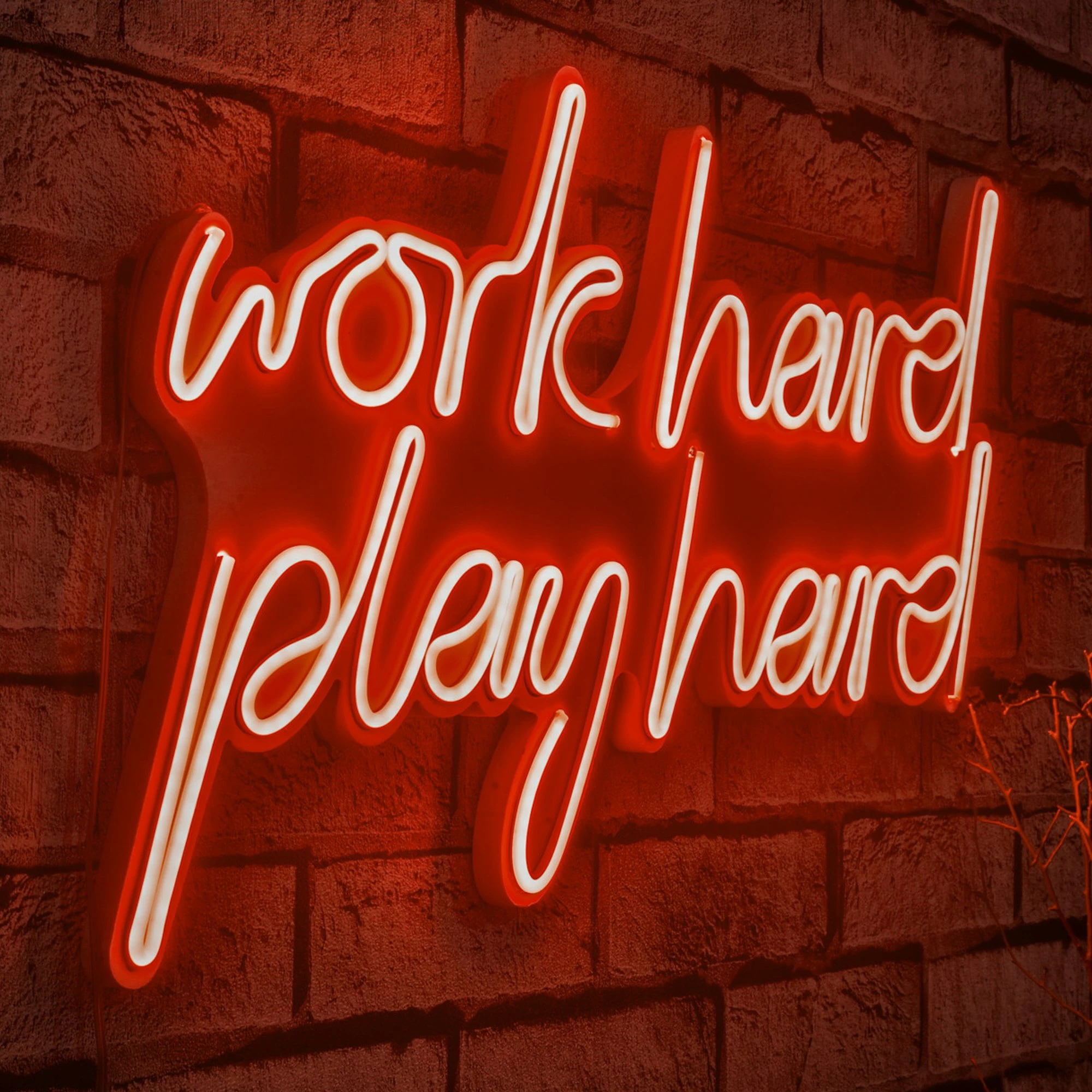 Dritë dekorative LED plastike, shkrim 'work hard play hard', ngjyrë e kuqe