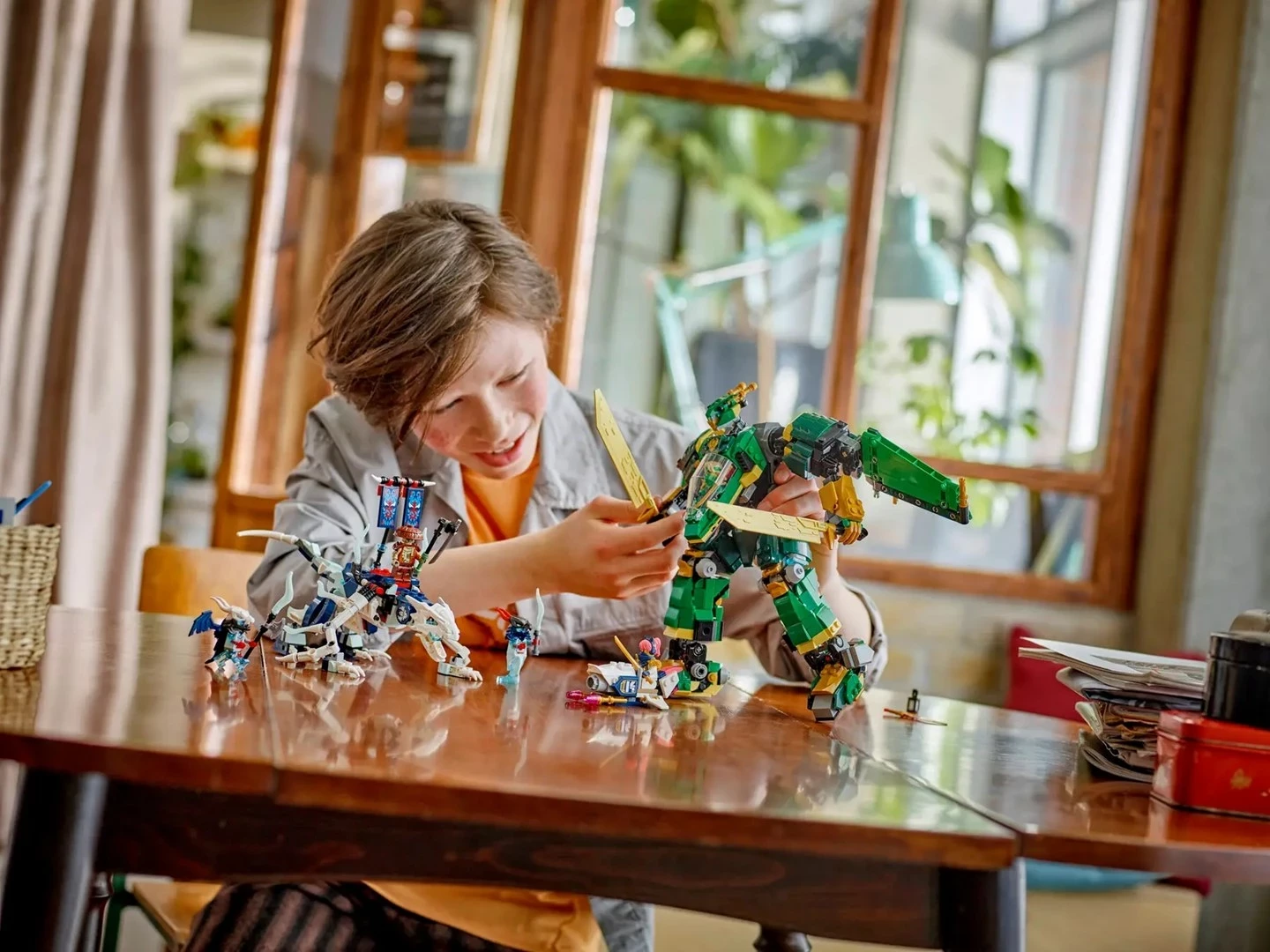 Set LEGO NINJAGO Lloyd’s Jet Mech 71845, 117 pjesë, 5 minifigura