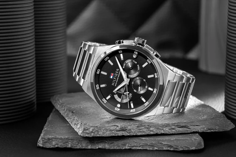 Orë dore për meshkuj Tommy Hilfiger, e zezë