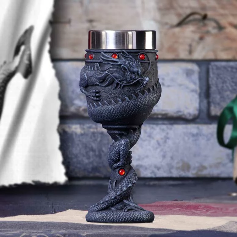 Kalic dekorativ Nemesis Now Dragon Coil 20 cm, resin me insert inox, i zi me detaje të kuqe