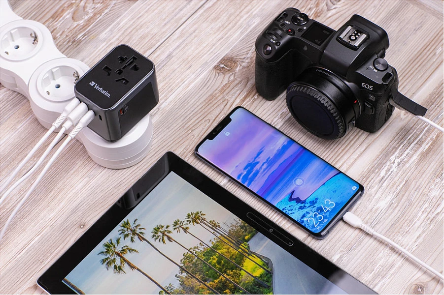 Adapter universal udhëtimi Verbatim UTA-03, 2x USB-A, 3x USB-C, 2500W, i zi