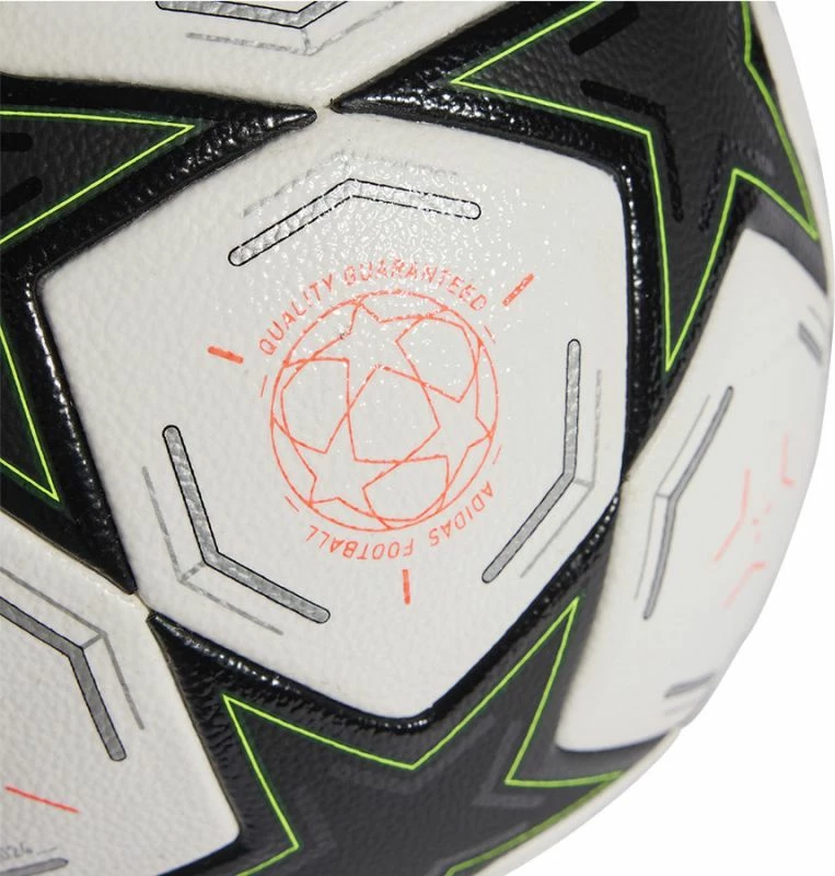 Top futbolli adidas, bardhë e zi