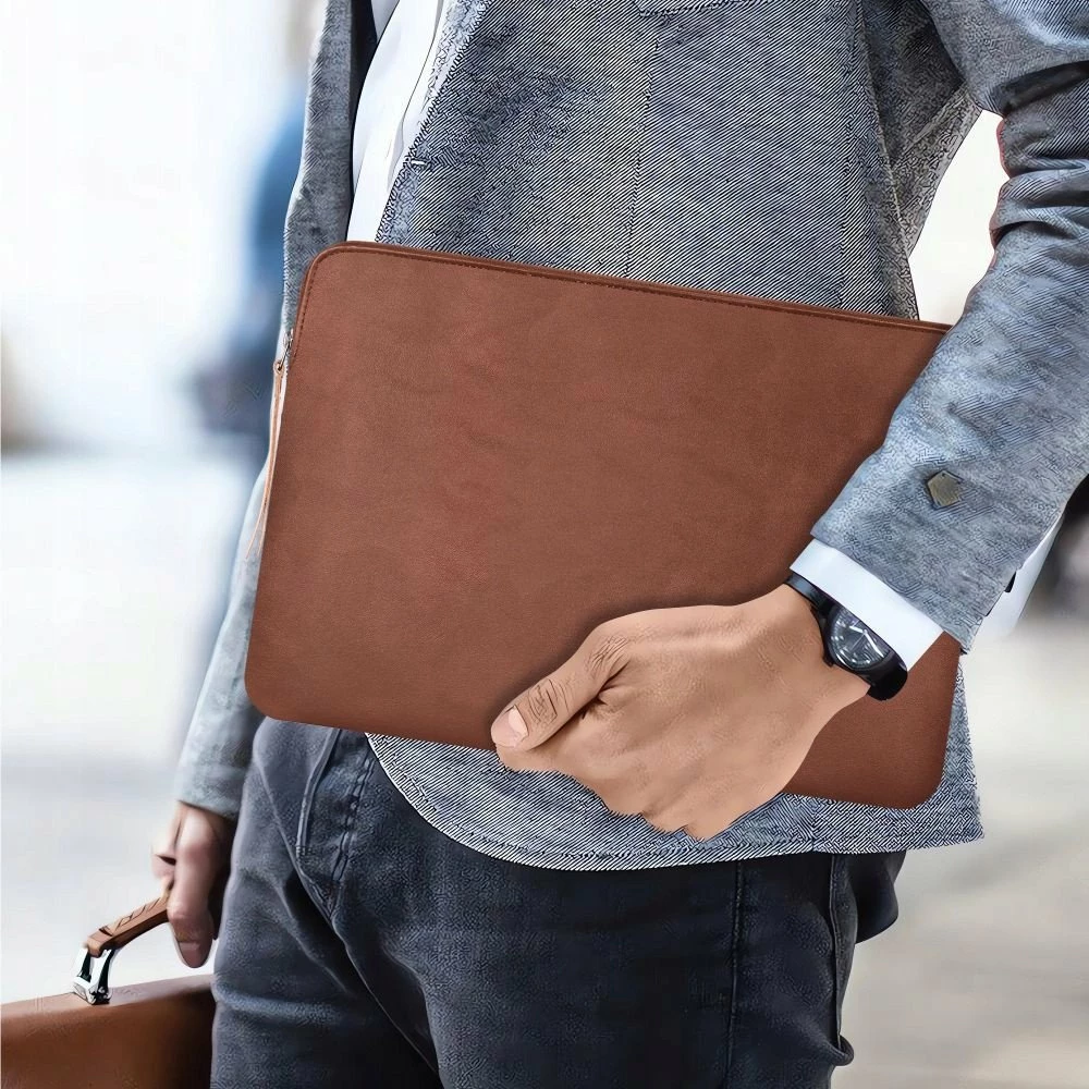 Mbështjellës për laptop Tech-Protect Fleece Case 16\", me zinxhir, lëkurë artificiale, kafe