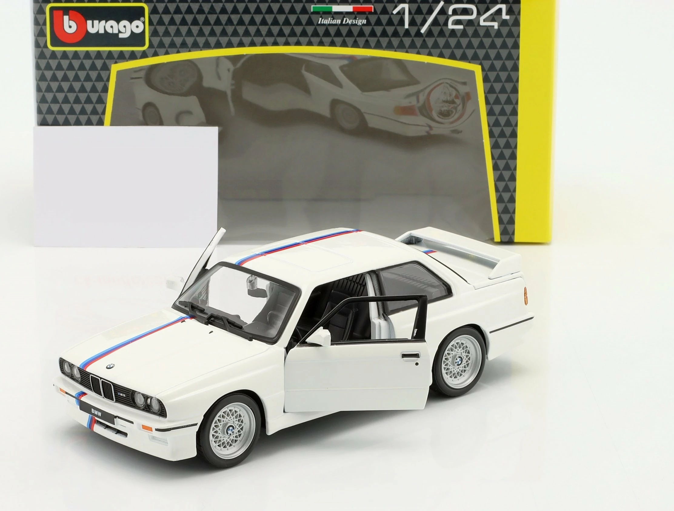 Model makine Bburago BMW 3 Series M3 1988 (E30) 1:24, metal, dyer të lëvizshme, 18.5 cm, e bardhë