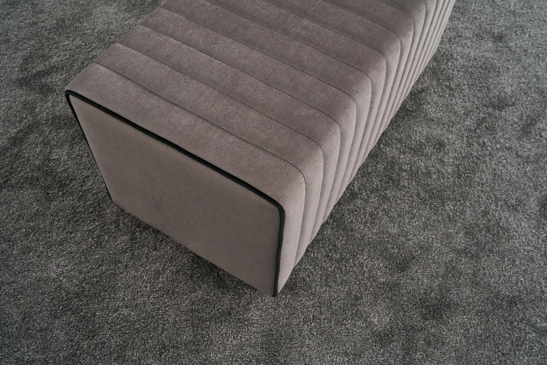 Puf Mabel, kadife ngjyrë mink, Atelier del Sofa