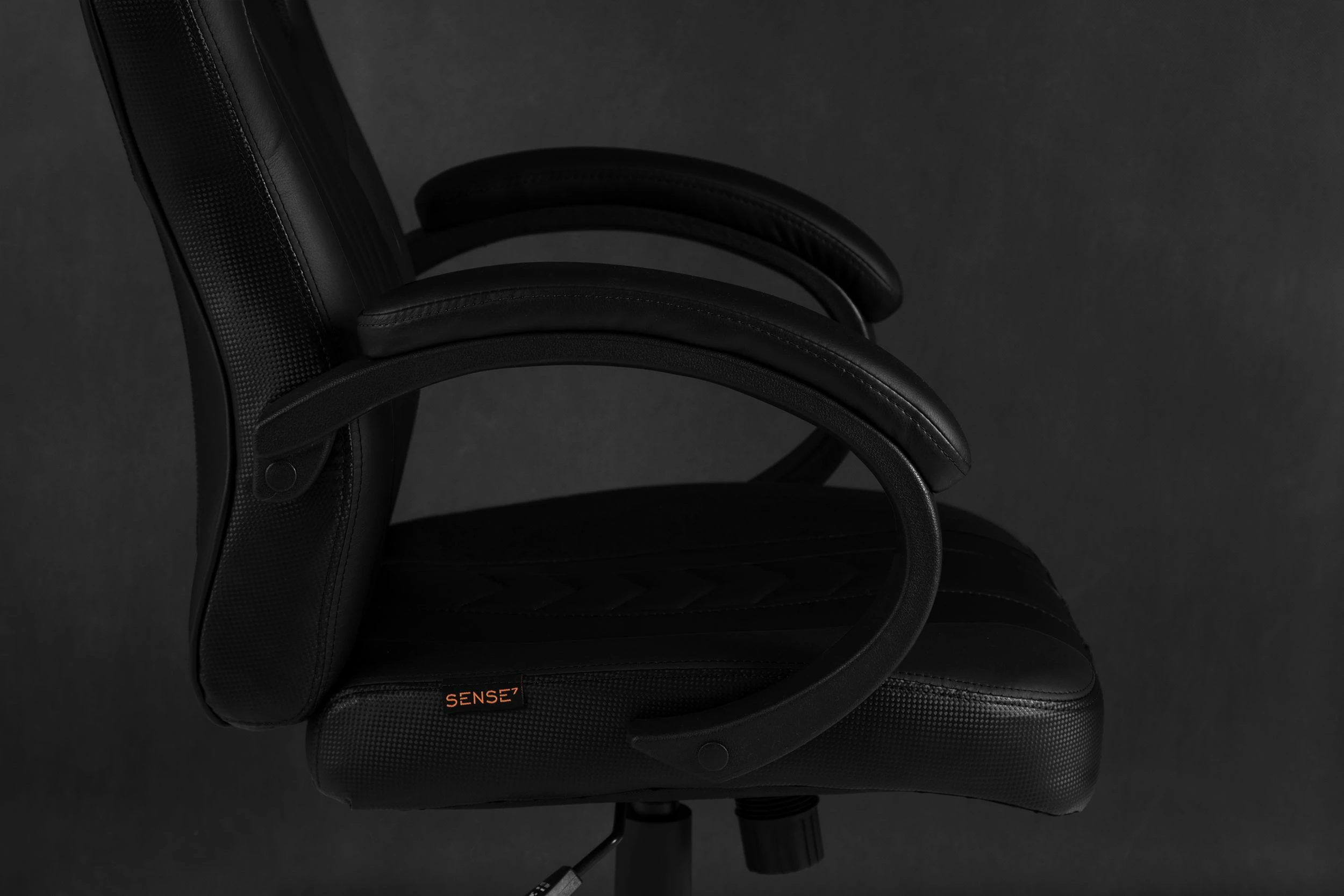 Fotelë gaming SENSE7 Prism, ekolëkurë HDE, lëkundëse FlowTech Swing, ngritje me gas lift, 120 kg, e zezë
