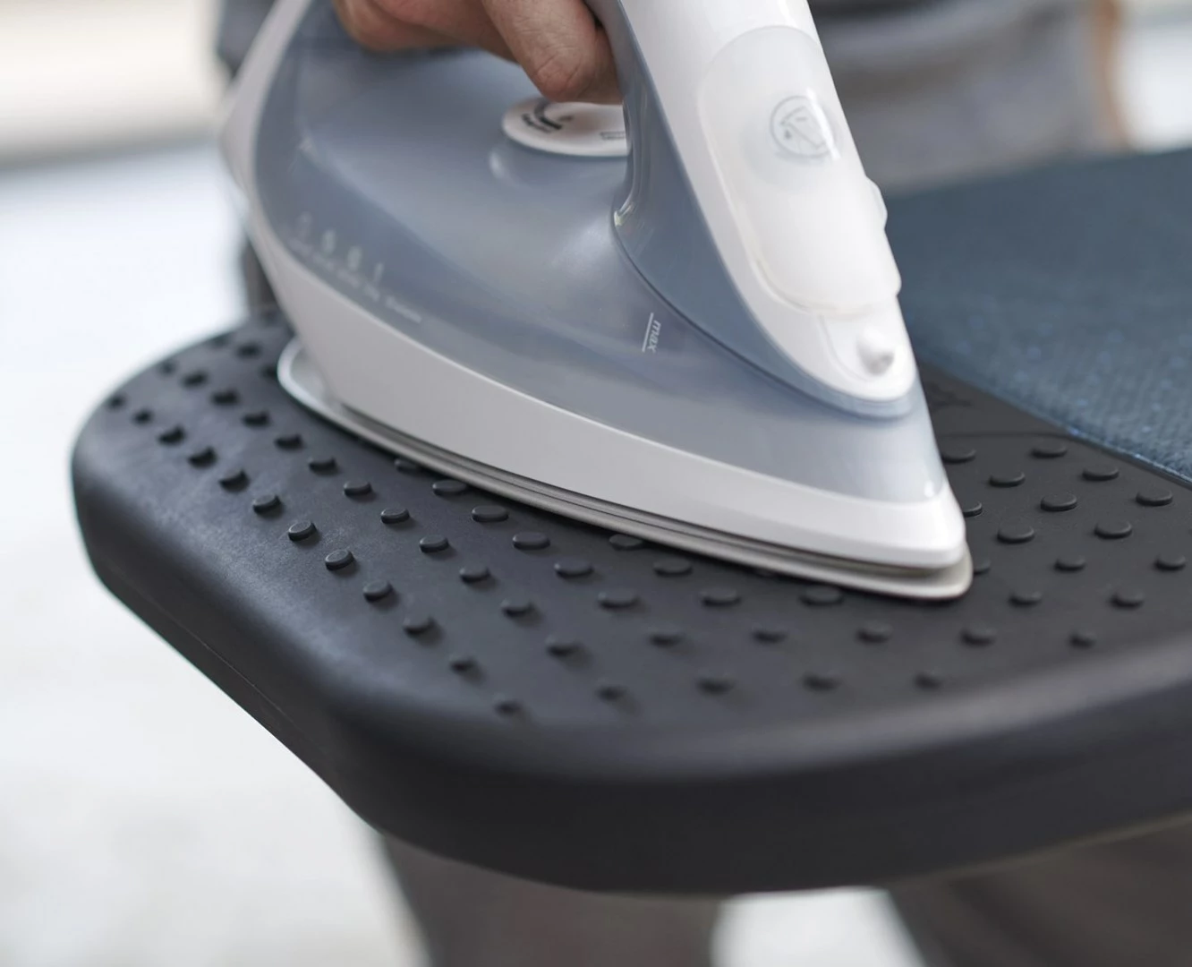 Tavolinë për hekurosje Joseph Joseph, 130 x 38 cm, e kaltër