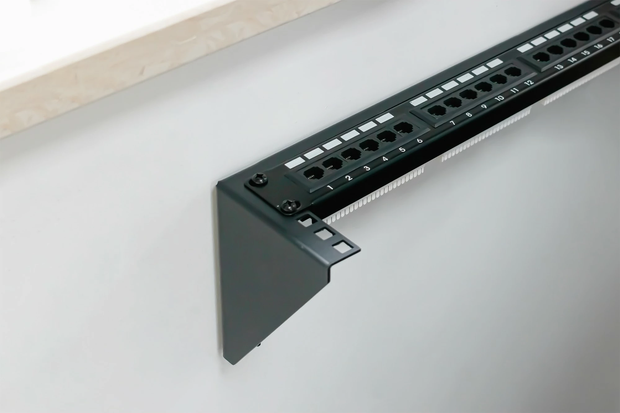 Mbajtëse murale Digitus 19 inç, 2U, e zezë