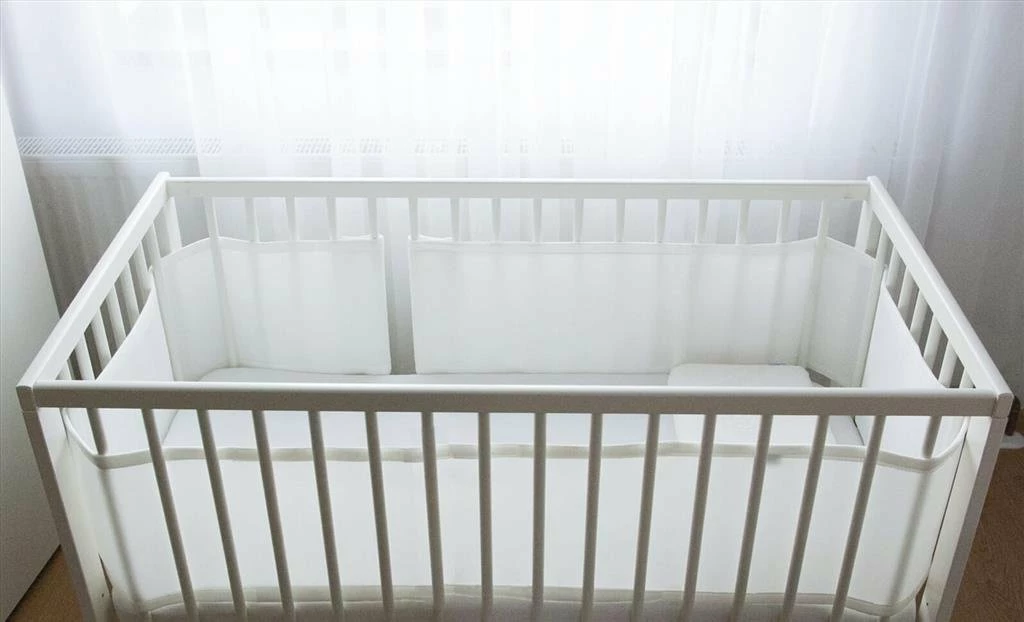 Mbrojtës anësor sigurie për krevat bebe BabyMatex Bump Air 30 x 360 cm, i bardhë