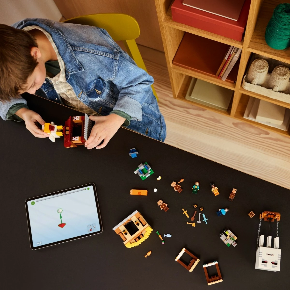 Set LEGO Minecraft 21273 Balloon Ghost Attack on Village, 555 pjesë