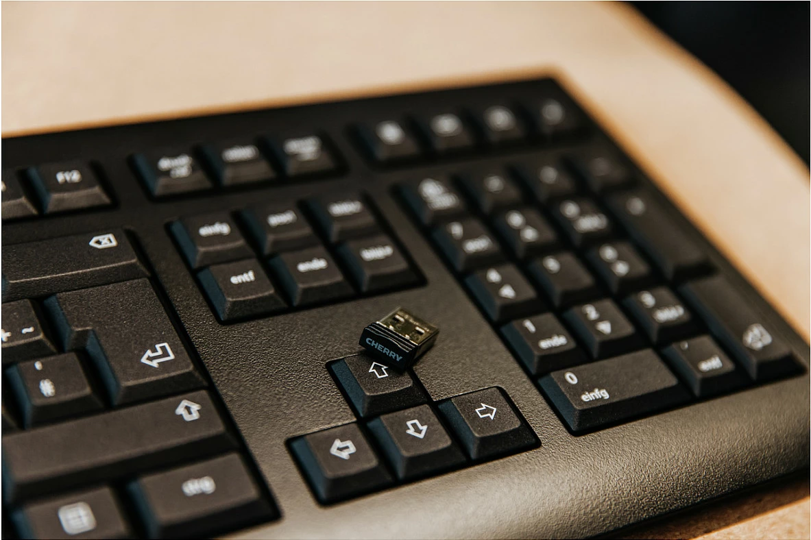 Tastierë wireless Cherry KW 3000, full-size QWERTY me numpad, 2.4GHz, e zezë