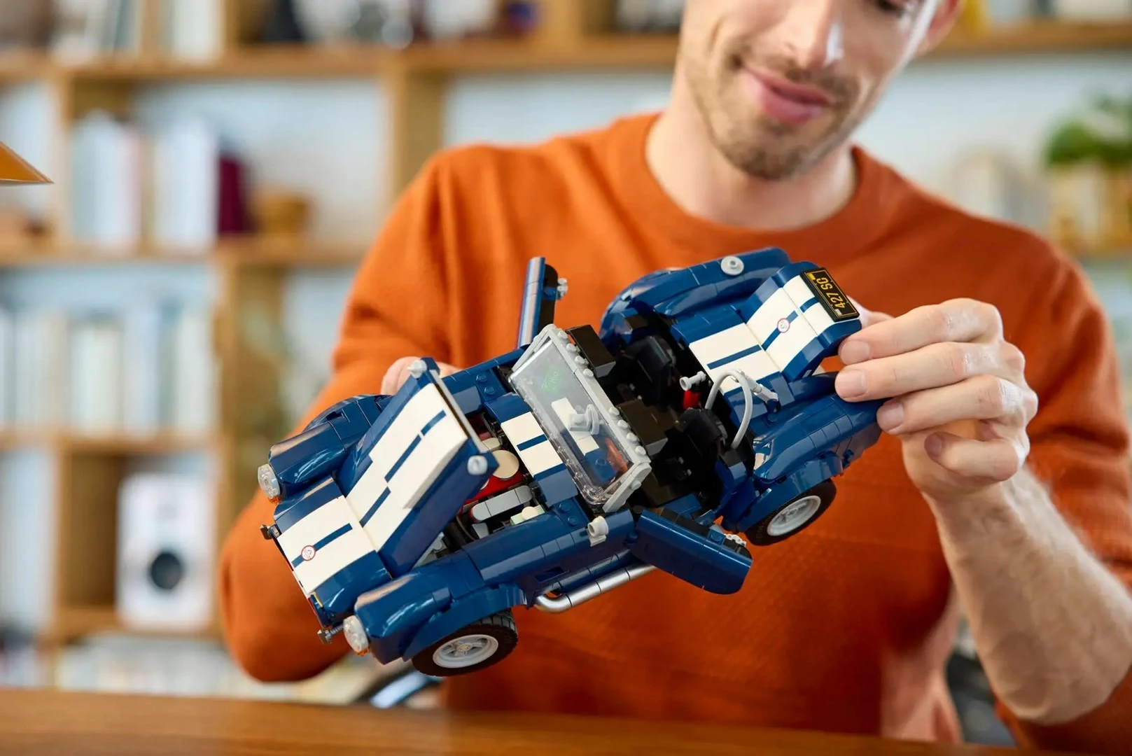 Set LEGO ICONS Shelby Cobra 427 S/C, 10357, për të rritur, Blu