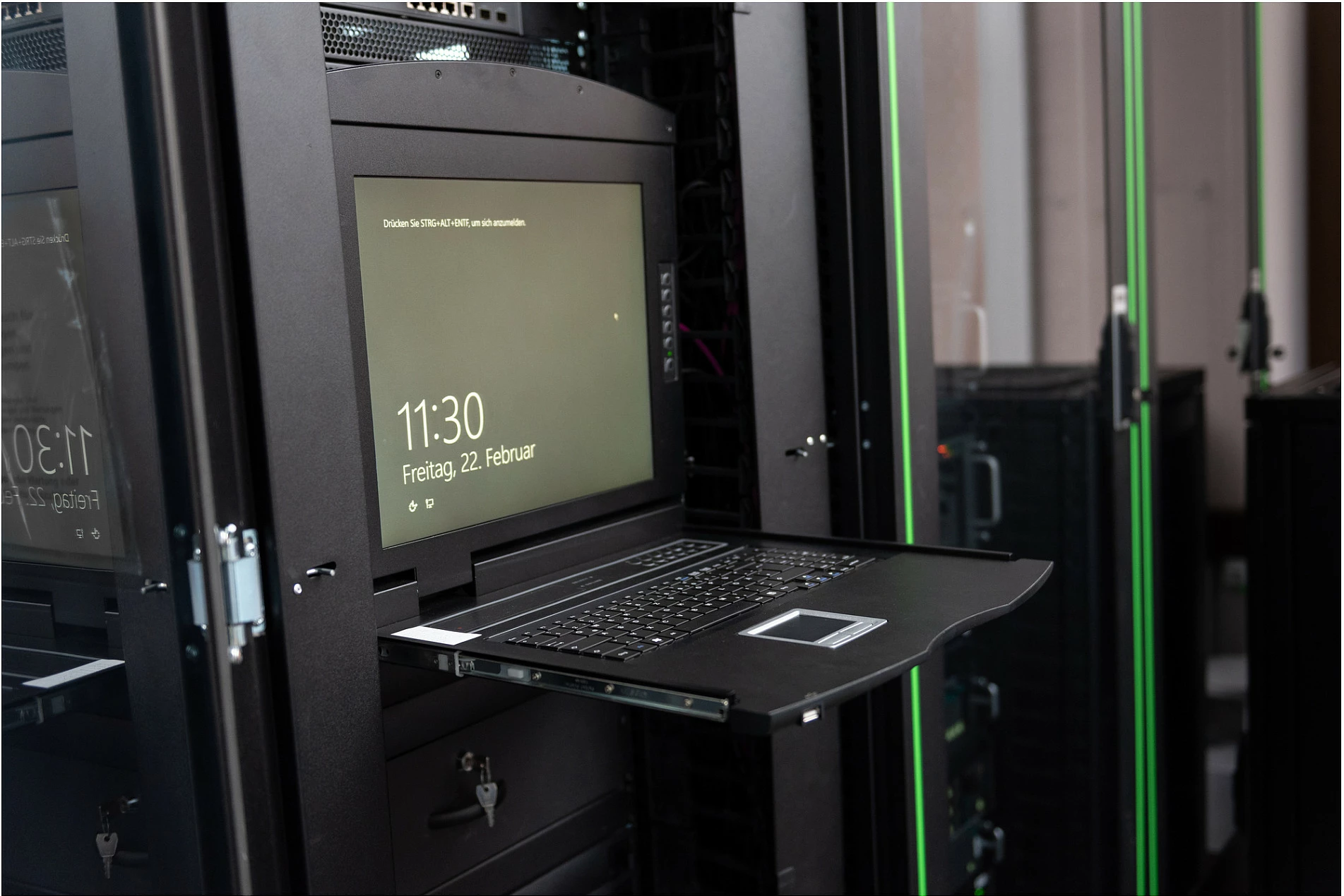 Konsolë KVM Digitus 19" LCD TFT, 8-Port HDMI, 1U rack, tastierë gjermane QWERTZ, e zezë
