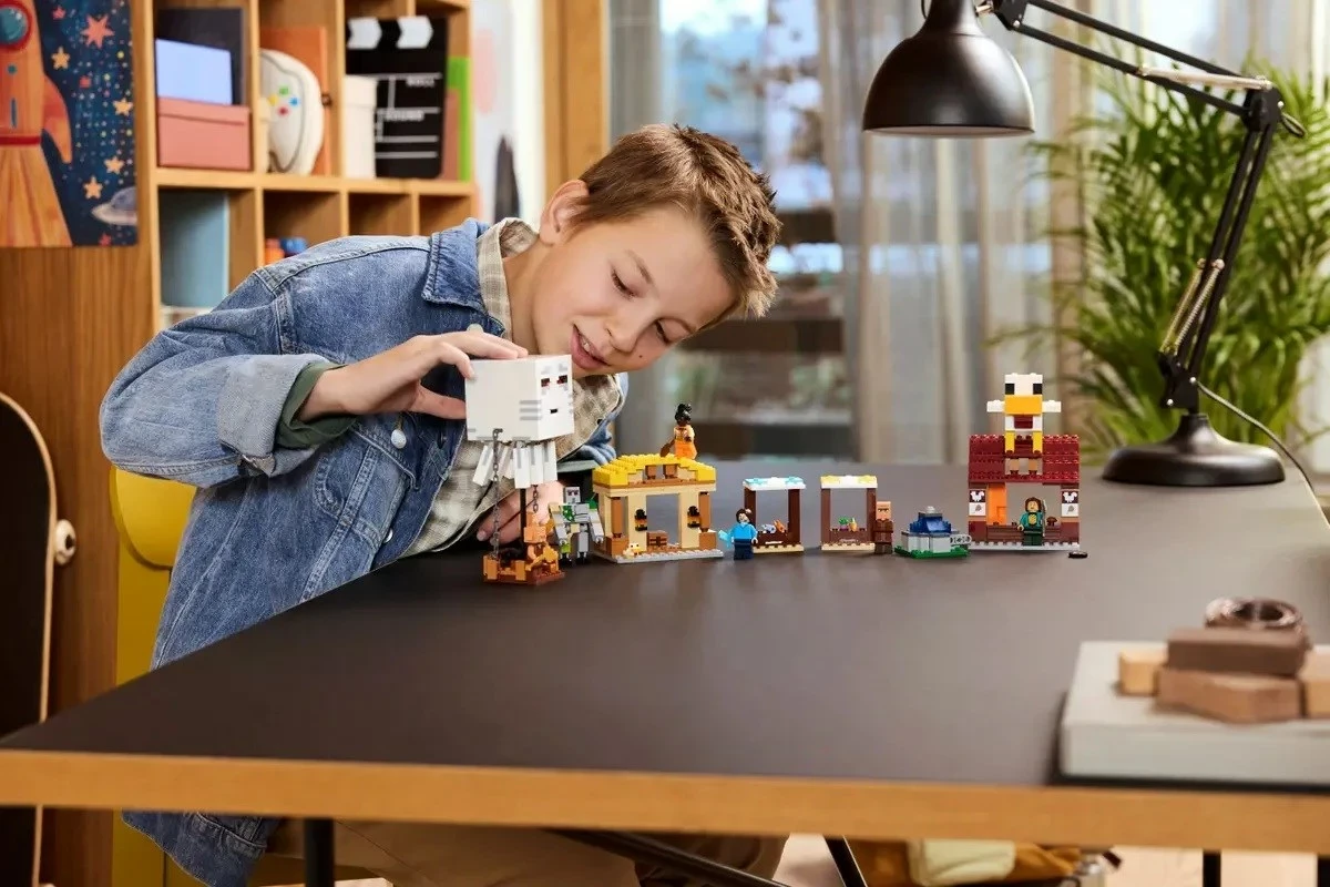 Set LEGO Minecraft 21273, The Ghast Balloon Village Attack