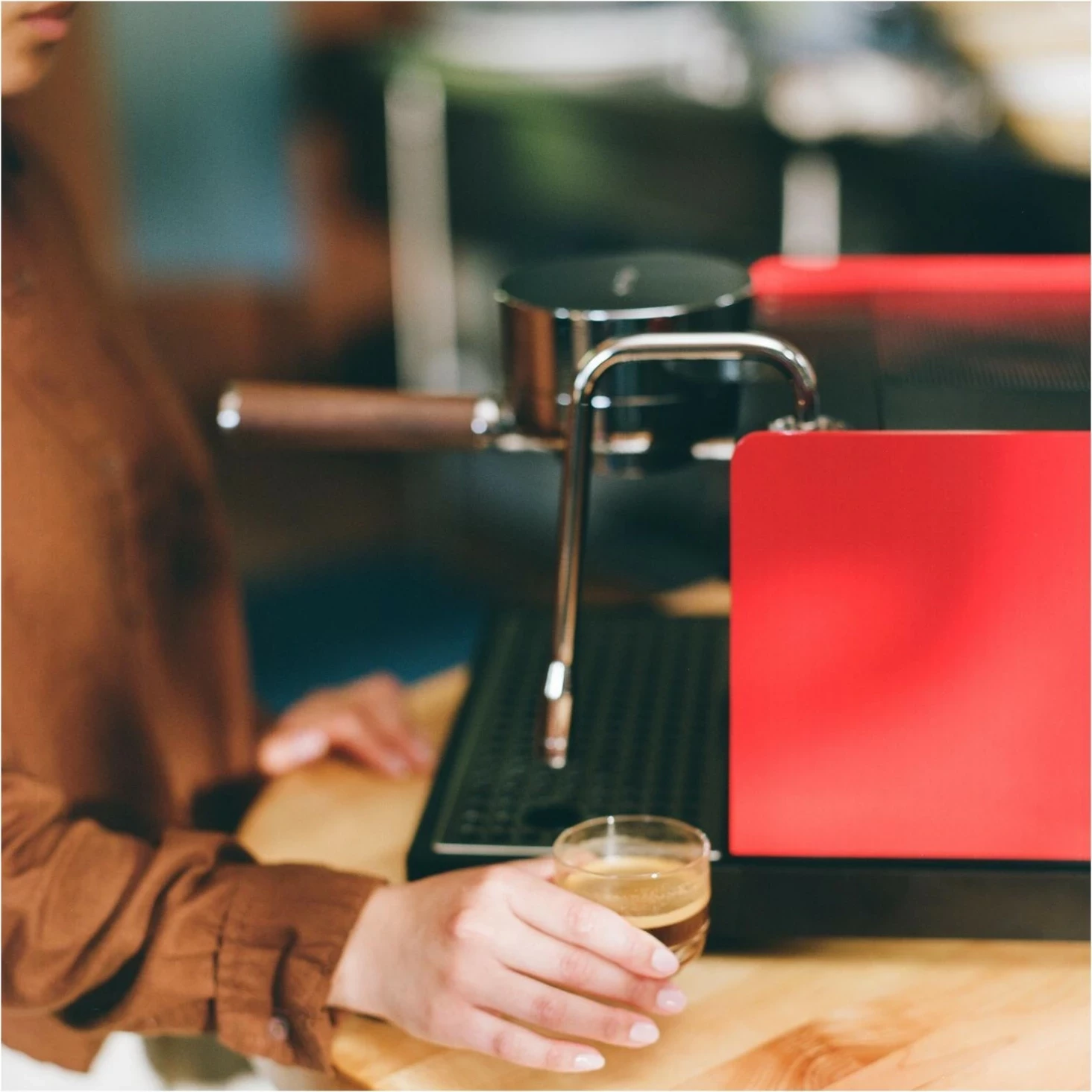 Aparat espresso Fellow Series 1, Wi‑Fi, ekran LCD, për kafe të bluar, i kuq