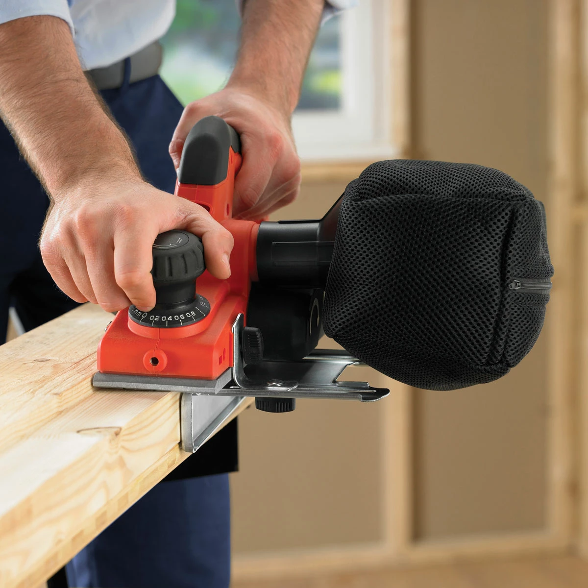 Rrafshues elektrik Black&Decker KW750K 750 W, 82 mm, thellësi 0-2 mm, brazdë 12 mm, set me valixhe & aksesorë, portokalli/zi