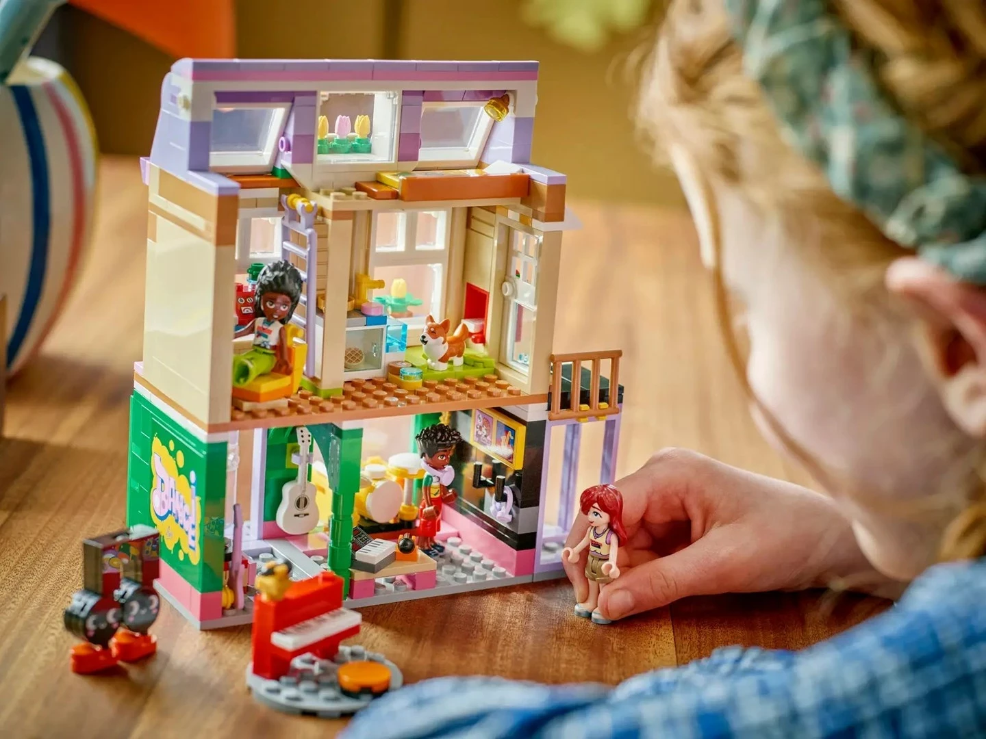Set LEGO Friends Music Store & Apartment 42653, 3 minifigura, për fëmijë 7+