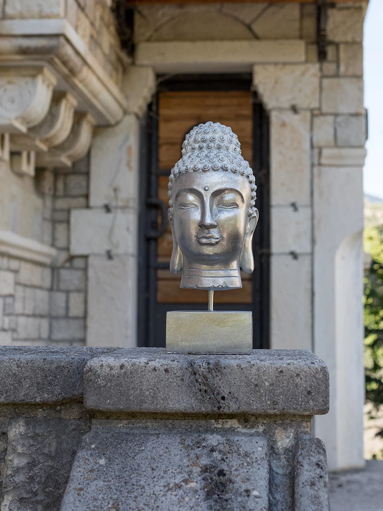 Dekor Buda, polirezine, ngjyrë argjendi, 18x19x42cm