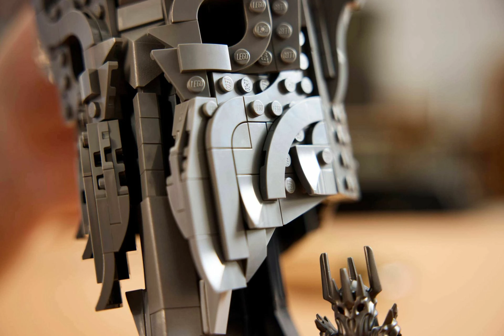 Set ndërtimi LEGO Icons The Lord of the Rings Helmeta e Sauron-it 538 copë #11373, 18+, me 1 minifigurë