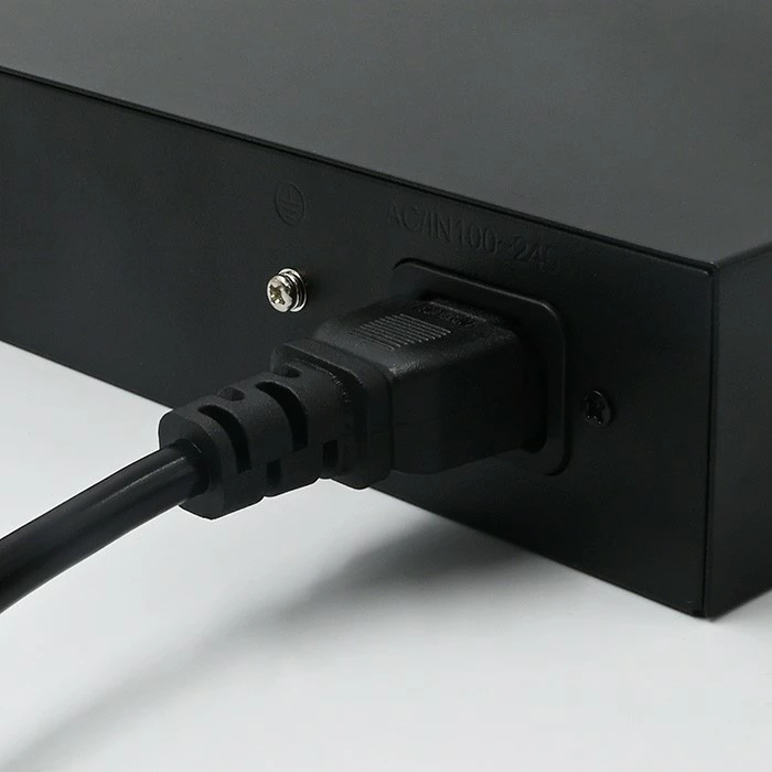 Switch, Qoltec 52289, 6x RJ45 10/100Mb/s (4x PoE 802.3af, total 65W), 2x RJ45 Uplink, Plug & Play, metal, e zezë