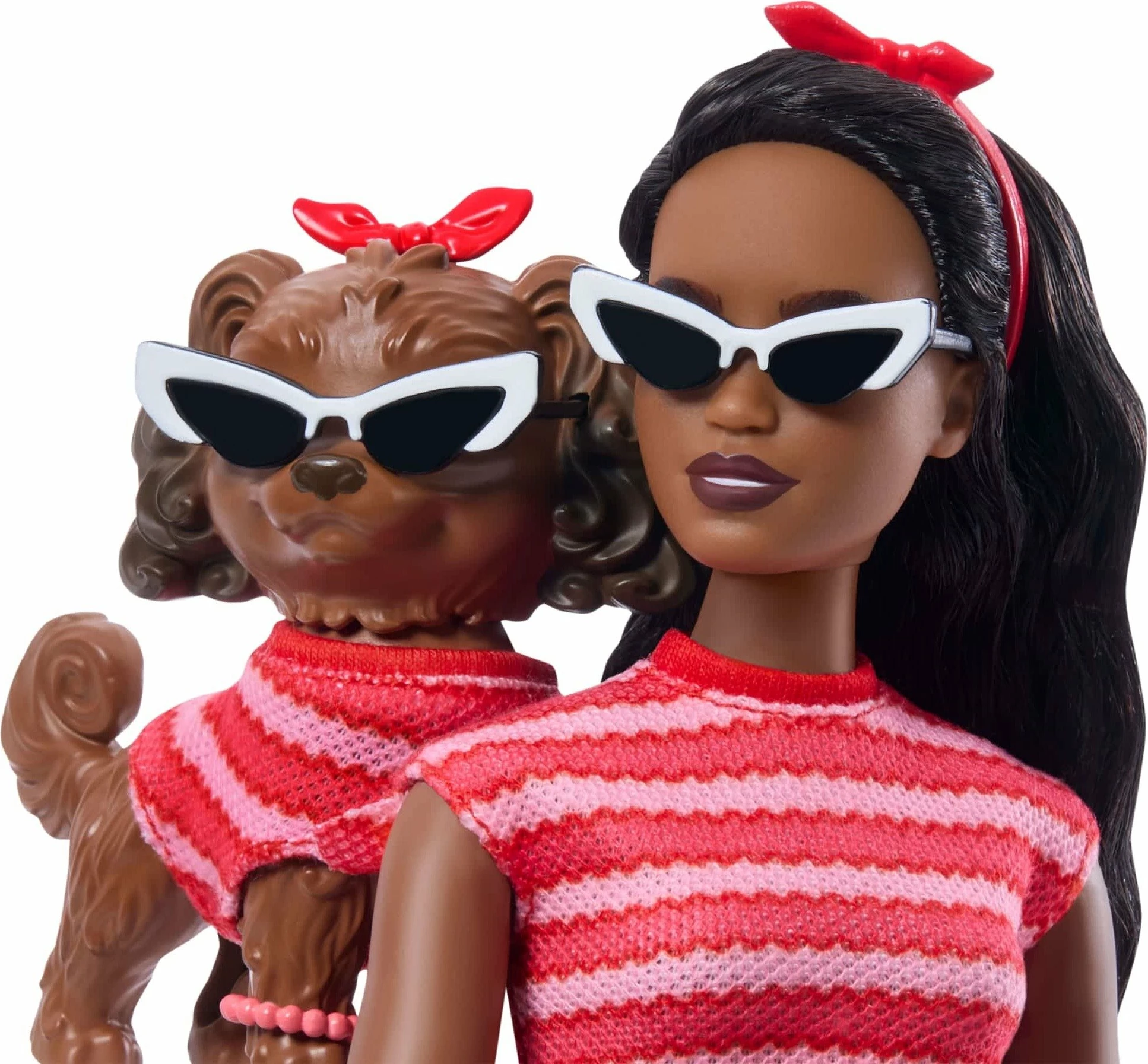 Kukull Barbie Mattel Twinning Looks JFP37, set me qenush, veshje me vija të kuqe