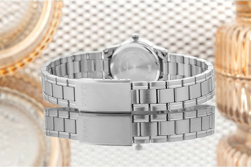 Orë dore për femra CASIO, argjend