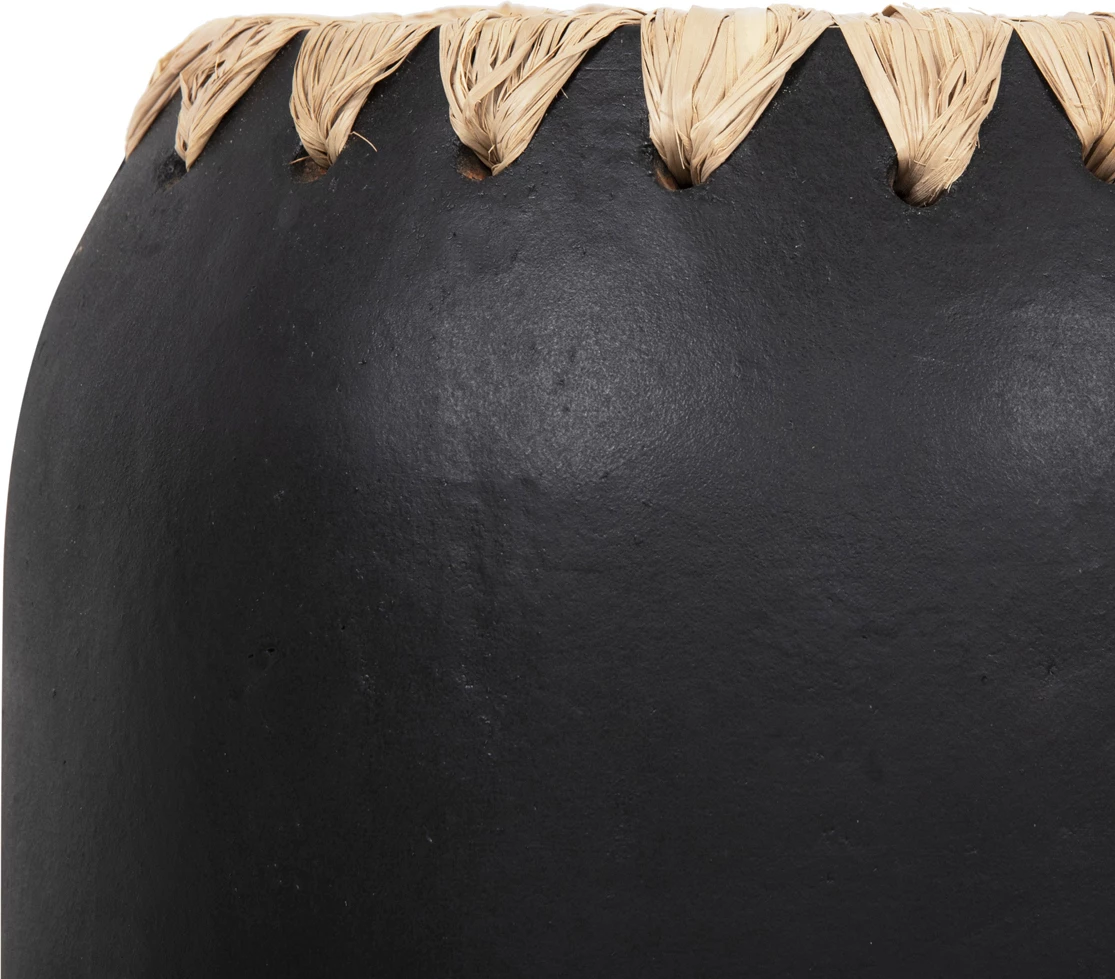 Vazo dekorative FH4376 terrakote, ngjyrë bardhë, me thurje kashte në buzë, Φ21Χ32H cm