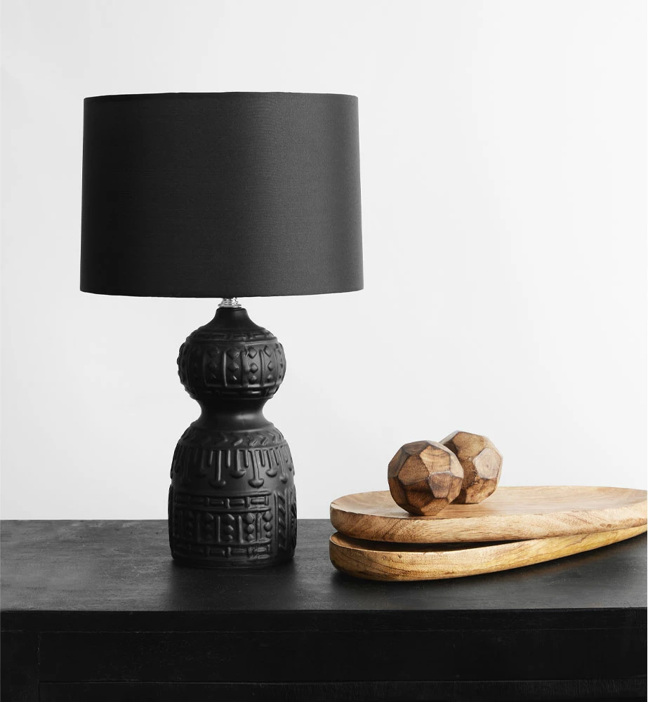 Llambë tavoline MOA, bazë qeramike, abazhuri prej stofe, e zezë, 11x11x41cm