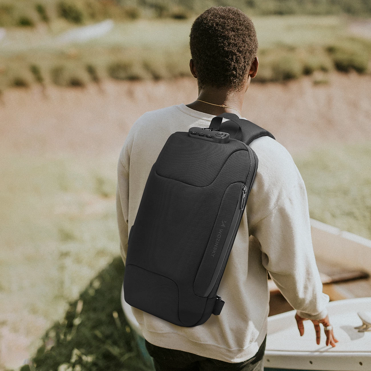 Çantë shpine një sup Wozinsky Premium me port USB dhe bravë kundër vjedhjes, e zezë