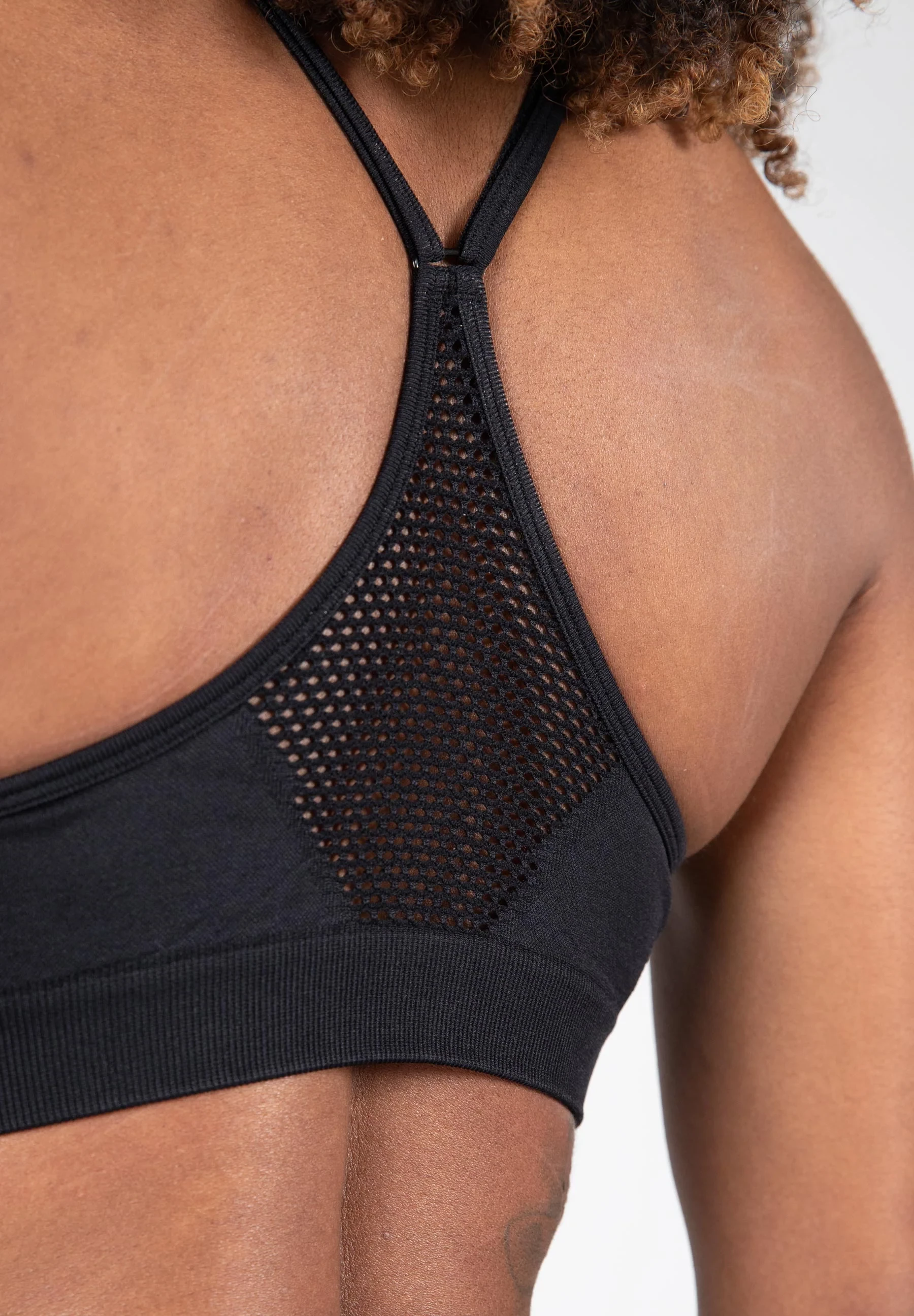 Quincy Seamless Sports Bra - Black [Madhësia: M/L]