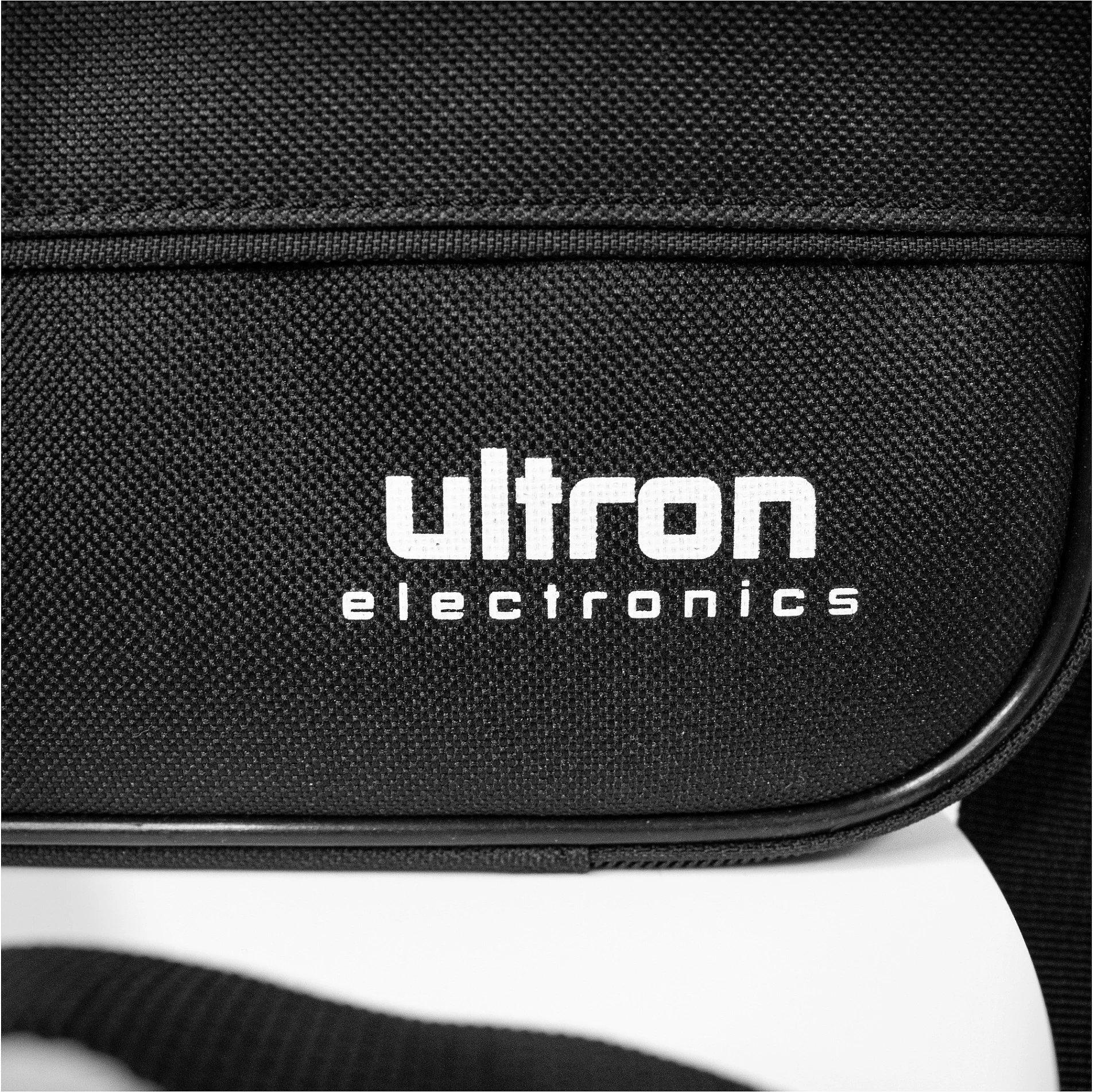 Çantë laptopi Ultron 371960, briefcase 17", me rrip supi, e zezë