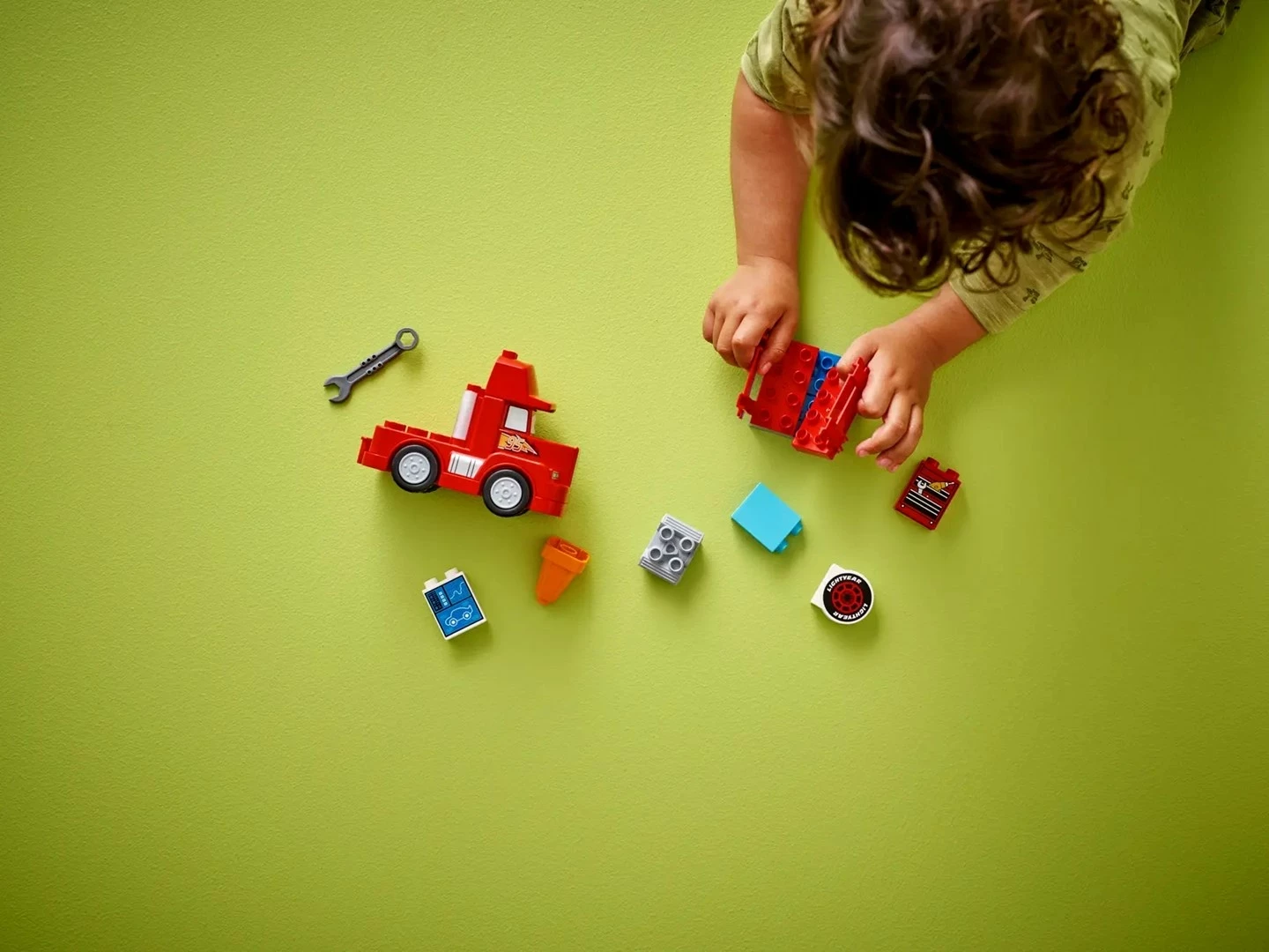 Set LEGO DUPLO Mack te Gara, 14 pjesë, Kuq