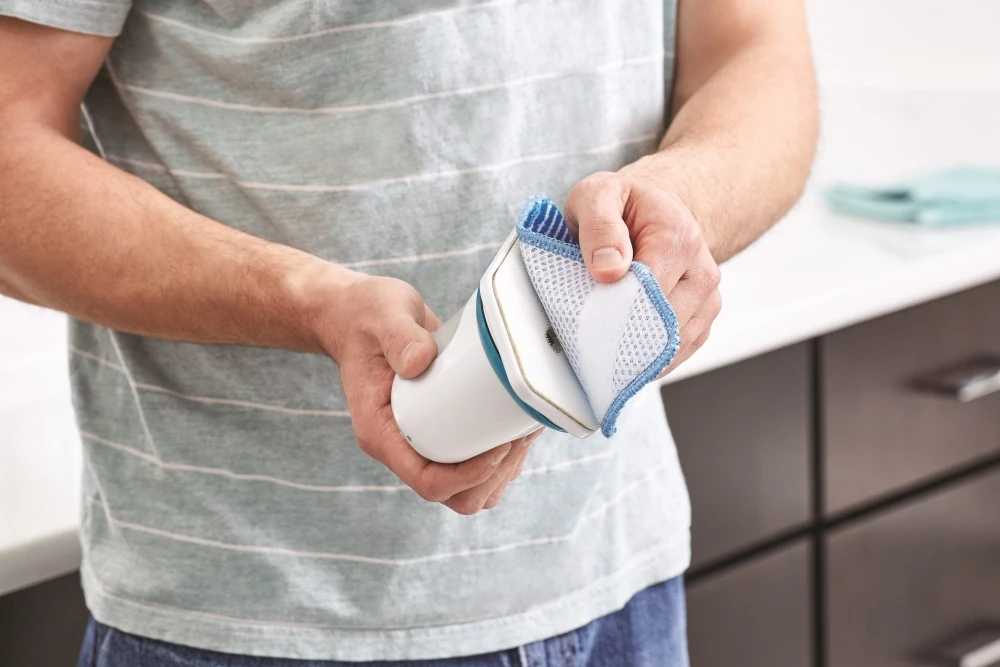 Pastrues pa kabllo Black&Decker Scumbuster BHPC210 Li-Ion, i zi, set me jastëkë pastrimi