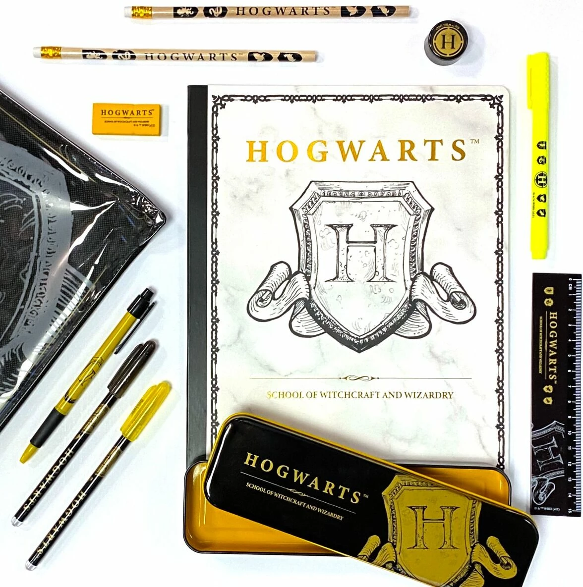 Set pisarniçerie BLUE SKY Harry Potter Gryffindor, fletore A4 + 2 stilolapsa xhel + marker + vizore + gomë + 2 lapsa, zi/ari
