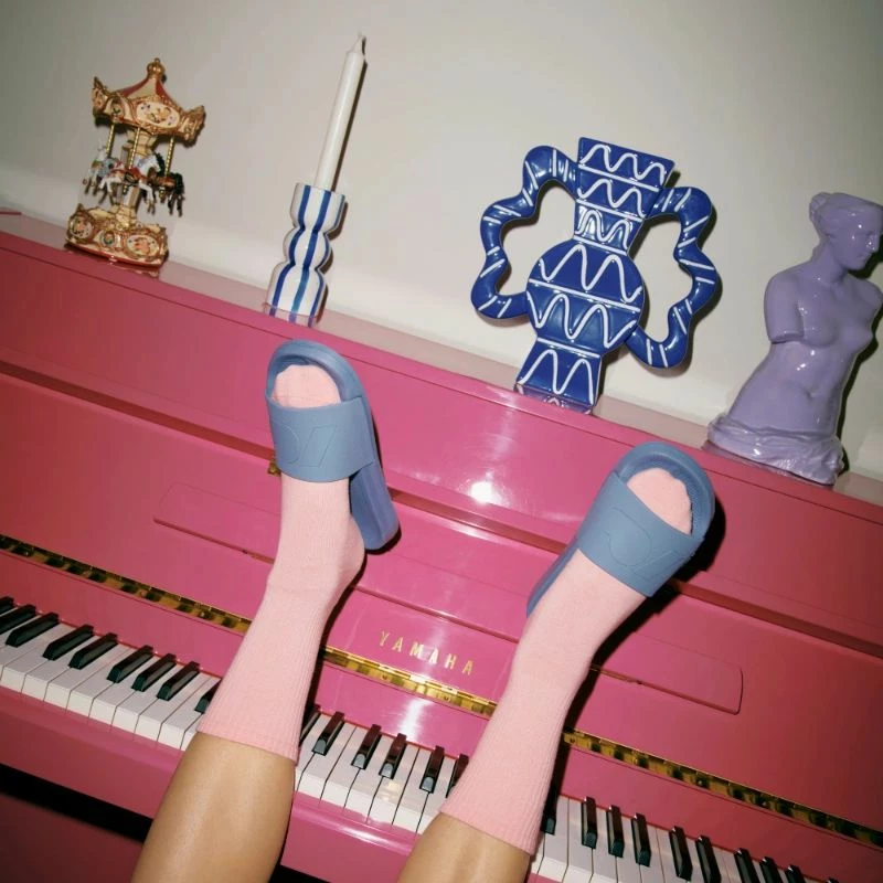 Papuqe pishine Kubota, të kaltra