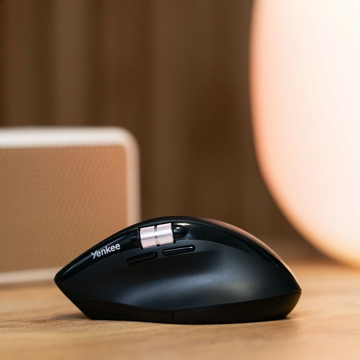 Maus wireless YENKEE SPIN YMS 2095B, 1000–4800 DPI, 7 butona, bateri e rikarikueshme Li-Ion, 2x Bluetooth + 2.4GHz USB, i zi, me kabllo karikimi USB-C