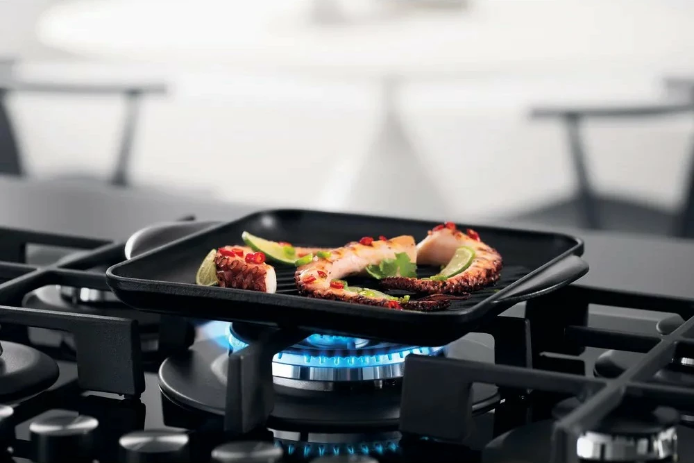 Sobë gazi me xham Whirlpool AKWL728NB, 5 zona, e zezë