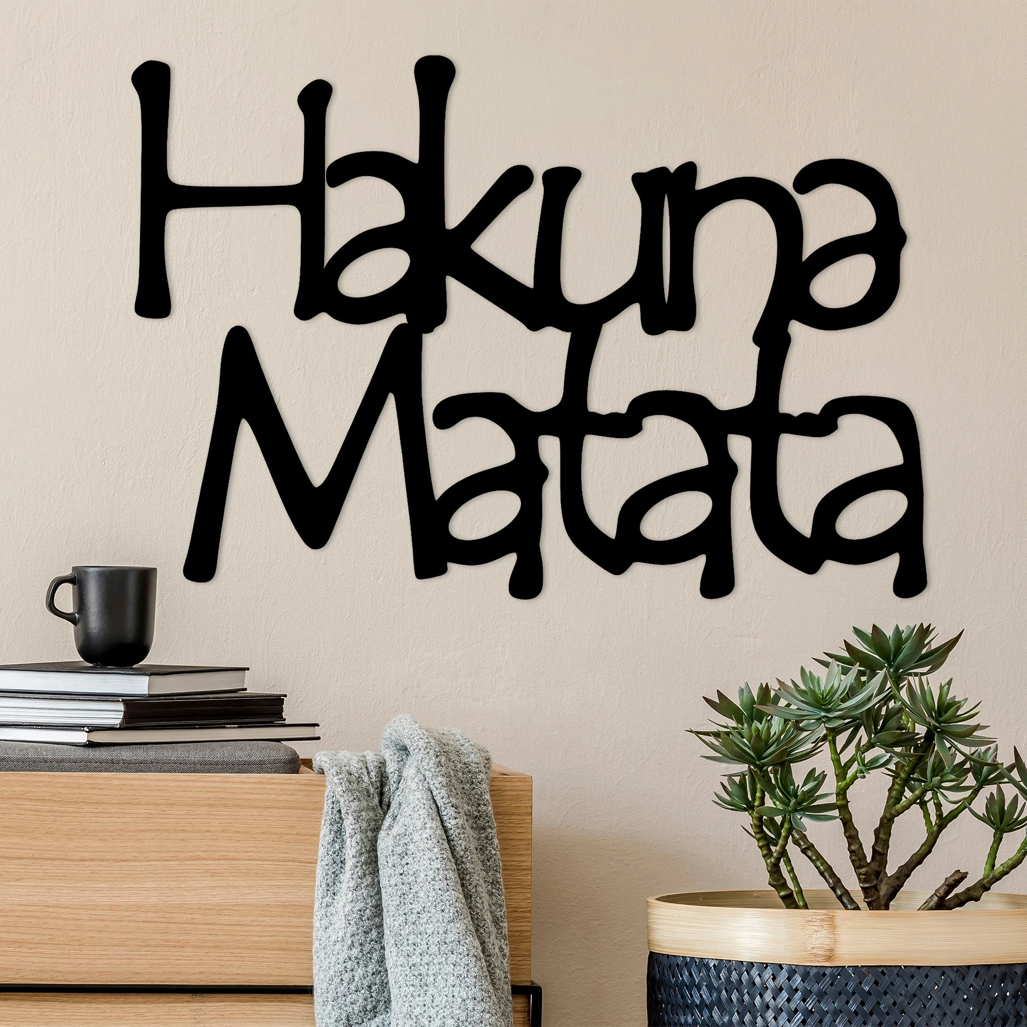 Aksesor dekorativ metalik për mur, Hakuna Matata, i zi, 69x1.5x47cm